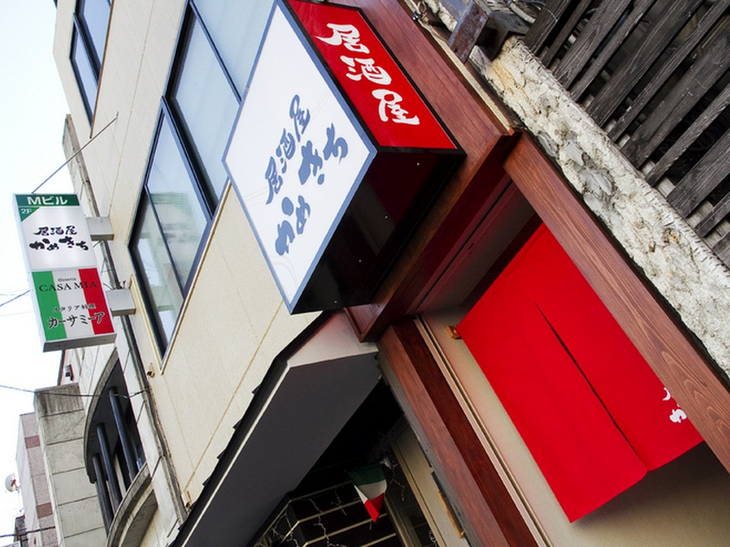 人気の二番町にございます　階段を二階に上がって下さい