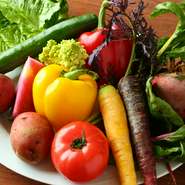 農業をやっている京都の知人から新鮮な京野菜を仕入れています。また、その日しか出会えない旬の食材を使った出会いの妙もお楽しみください。