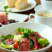 シェフは、フランス料理をはじめ、カリフォルニア料理など、さまざまなレストランで修業した固定観念にとらわれない型破りな発想の持ち主です。面白いお料理や驚きのお料理に出会えること間違いなし。