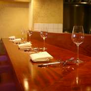 カウンター席で一人ゆっくり家飲み感覚で過ごすもヨシ
カウンター越しにシェフとの会話を楽しむもヨシ
もちろんカップルでご夫婦で仲間とカウンターで
飲むも食べるもヨシ
お気軽にお立ち寄りください♪
