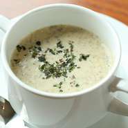 アメリカでは食べるスープが主流、5種類のキノコを使ったしっかりと味わえるスープです。隠し味にフレッシュタイムを使用。キノコやハーブなどいろいろなエッセンスが楽しめるシェフのシグネチャーメニューです。