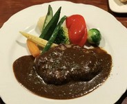 ・ハンバーグステーキデミソース
・サラダ
・スープ
・パン又はライス
・スイーツ
・コーヒー