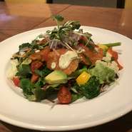 ・むき海老のチリソースサラダ
・本日のスープ
・二種のパン
・スイーツ
・コーヒー