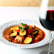 6月毎週土曜日に掲載されていました
「夏の肴ごはん」のメニューです。
ご家庭でも作れる一品をご紹介
カウンター席で冷たいビール飲みながら
作り方を伝授してもらってはいかがでしょうか？
