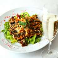 シャンパンやスパークリングに合わせて
サッパリとした西欧風南蛮漬け。
カリッと揚げたイワシに熱々のソースをかけて味をグッとしみ込ませました。