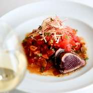 カツオのたたきもアレンジ１つで洋風に。
調理法でガーリックの香りを消せばいくらでも食べられると女性からも人気です。