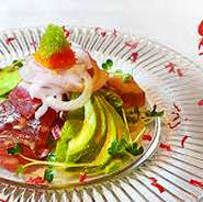 カリフォルニアスタイルのサラダ
当店人気の一品です。
トッピングのオレンジのとびこと珍しいグリーンのわさびのとびこがアクセントに。
彩り豊でカリフォルニアを感じる一皿です。
CK’s　kitchenに来たらまずはこの一皿をお試しください。