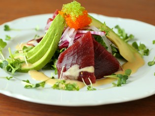 『マグロとアポがドのサラダ仕立て』