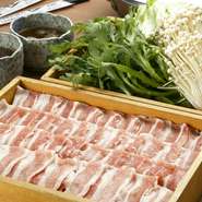 いりこと鰹節の出汁を使用した自家製のつけだれがポイントの豚しゃぶです。新鮮な有機野菜もご一緒に。鹿児島県産の「茶美豚」はジューシーな味わいです。