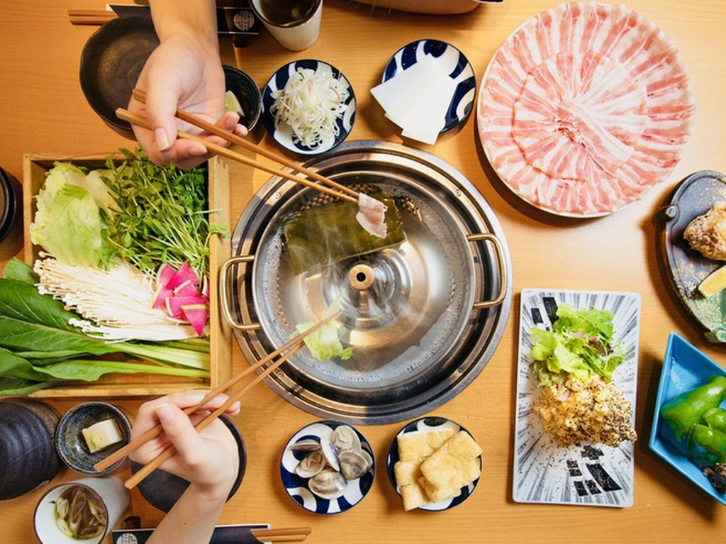 鹿児島県産の「茶美豚」を自家製のつけだれでいただく『豚しゃぶしゃぶ』　