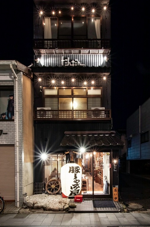 夜は提灯の明かりが目印です。