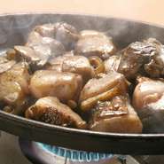 炭火で香ばしく焼いた鶏もも肉をアツアツの鉄板にのせてお出ししています。レアでもいただける新鮮な地鶏を使用。プリプリの食感をお楽しみください。