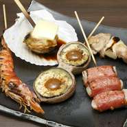 『肉巻き』を筆頭に、海老やホタテを炙った『海鮮串』、モチやえのきをベーコンで巻いた『ベーコン巻き』などの「串焼き」を肴に、ひとり呑み進める酒。冷でキュッと締めるも良し、燗でじっくり飲むも良し。