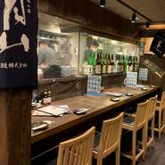 目の前で焼き上げられる音や薫り、食材が出来上がるまでのライブ感も楽しめるカウンター席。ふたりの会話が弾むきっかけにもなりそう。一本の串を、敢えてふたりでシェアしながら食べる幸せ。