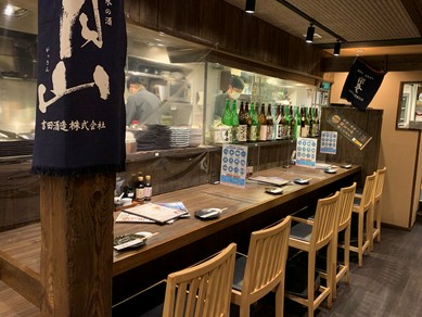 カウンター席であれこれ考えながら、料理を注文するのもまた楽し