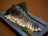 刺身の旨さと塩焼きの皮の旨さが同時に味わえます。