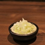 さわやかな甘みと香りが、鮮魚に抜群の味わいをもたらす、満天自慢の葱おろし。刺身に少し載せるのも良し、刺身で巻いて味わうのも良し。満天流の刺身の楽しみ方をぜひお試し下さい！