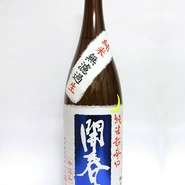 米の旨みを感じながら飲み飽きしないスッキリとした辛口純米。中取りのみを使用したむろか生原酒。　1合徳利1045円