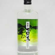 奥出雲産のシモン芋を原料にして、日本酒の麹・酵母を使用して仕込みました。芋の香りと旨味を追求した焼酎です。