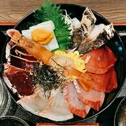新鮮な海の幸が満載！！テレビでも紹介されたボリューム満点の海鮮丼！！数量限定です！！！