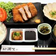 肉厚でジューシーな奥出雲ポークのロースカツです。