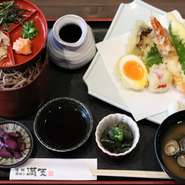 名物出雲そばとサクサクの天ぷらの組み合わせ定食です！
