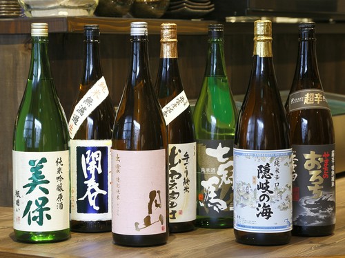 地元の食材の料理には、地酒をどうぞ