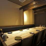 カウンター6席以外は、全て個室となっています。個室は、最大30名様まで入室可能。会社の飲み会や家族の食事会、大切な祝い事など、大人数での宴会には最適です。