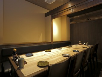 ゆっくり料理を楽しんでいただけるように、個室を多くご用意