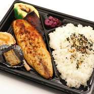 炭火でじっくり焼いたサバをお弁当に！
副菜も自家製でボリュームもたっぷり！