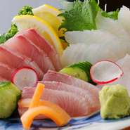 ※仕入れ状況により、お出し出来るオススメは日々変わります。どうしても食べたいという方は、一度お店にお問い合わせ頂き入荷あるかご確認ください。

※お刺身は魚種ごと(単品)もございます。店舗でご確認を♪
