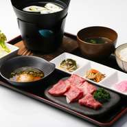 ステーキ専門店でもあり、佐賀県グルメを中心に九州全体のグルメを広島で堪能できるのがコンセプトのお店です。新鮮な佐賀牛、宮崎牛などのステーキの他に、佐賀県の『温泉湯豆腐』なども楽しめます。