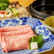 地元食材を軸に四季折々の山海の幸を選りすぐり、季節感あふれる料理を提供。近年は和牛料理にも力を入れており、A5ランク黒毛和牛の『すき焼き』が好評。コースor単品料理で楽しめる自由度の高さも魅力です！