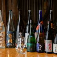 お酒の豊富なラインナップも【おゝたき】の魅力。愛媛の地酒に加え、全国の銘酒を50種ほど取り揃え。リストにのせていないお酒も多いので、スタッフにお声がけを！女将が料理に合うお酒をご提案します。