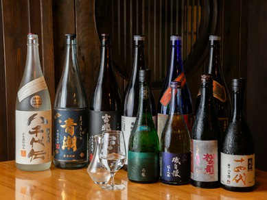 愛媛の地酒、全国の名蔵元の季節酒など、常時50種ほどを用意