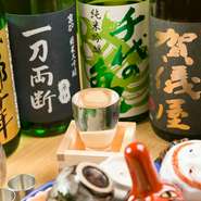 「賀儀屋」など愛媛の地酒、京都の日本酒を中心に、全国の人気の酒蔵から、新酒、夏酒、ひやおろしなど季節のお酒を揃えています。メニューにのせていない銘柄もあるので、ぜひ、お好みの味をご相談ください。