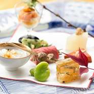 料理・空間とも、大人のデートやご夫妻での食事に理想的な一軒。落ち着いた雰囲気の中で、季節の滋味にゆっくり和めます。愛媛の食材と地酒が充実しているので、夫婦旅行での和食グルメにもピッタリです。