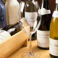 ソムリエに相談して選んだ、和食に合うワインをフランス産を中心にラインナップ。ボトルのほか、グラス、カラフェで提供している銘柄も多く、料理に応じてワインを変えるなどのマリアージュも思いのままです。