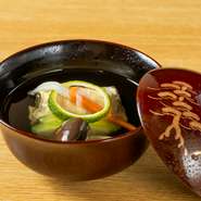 誕生日や結婚記念日などの特別な日に、ゆっくり食事を楽しむゲストも多め。その時季の美味が集う『会席コース』や『季節の鍋料理コース』、極上和牛を満喫できる『すき焼きコース』などがオススメです。