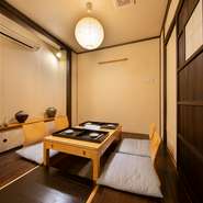落ち着いた雰囲気の個室を2部屋（各2～6名様）用意。間仕切り調整で最大12名様の会食が可能です。掘りごたつ式なので幅広い年代の方がゆっくり憩え、お子様連れの食事もらくらく快適！