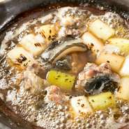 鍋料理のおいしさも【おゝたき】が和食好きの心を掴む理由の一つ。旬の味覚を代表する高級食材を用い、素材の持ち味を堪能できる季節の鍋に仕立てて提供。一人前から注文できるので、贅沢なひとり鍋も叶います。