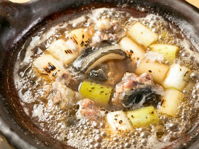 季節の高級食材で彩る鍋料理も人気。一人前から楽しめる！