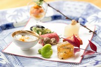 旬食材の煮物やお浸しを楽しめる、その日の「ひとまず」メニューから5～7種ほどを盛合せた一皿をコース前半に提供。四季の彩りと味わいを五感で愛でられます。写真はイメージ。