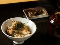 11,000円の『会席コース』の〆には、季節食材を使った炊き立ての土鍋ご飯が登場。ほのぼのと心和むおいしさです。
