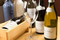 店の料理に合うワインをソムリエに相談して厳選。ブルゴーニュをはじめとするフランス産が充実し、ボトルに加え、グラス、カラフェでも提供しているので、気軽にいろいろ楽しめます。