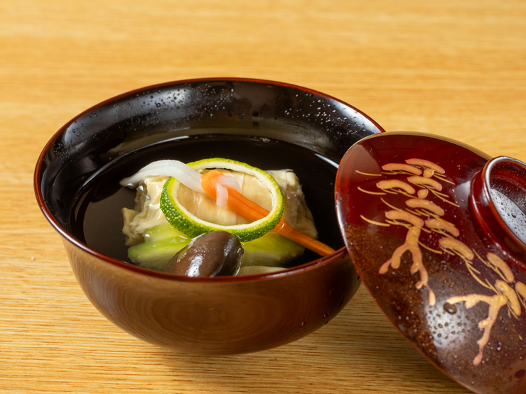 A variety of seasonal delicacies will charm you. The Kaiseki course features dishes full of seasonal flavors.
