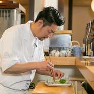 一枚板のカウンター席をメインとし、料理人の手仕事と顔が見える接客に尽力。食材や料理の話も交えながら調理の臨場感を届け、できたての料理を提供しています。加えて、女将さんの温かなもてなしも評判です。