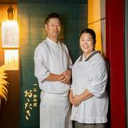 幅広い楽しみ方ができるよう、50種ほどの一品料理、会席やすき焼きコース、季節の鍋コースを用意。シーンと予算に応じて、思い思いに楽しめます。気構えなしで憩える雰囲気なので、松山の旅グルメにもオススメ！