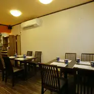 落ち着いたインテリアの店内は、しっとりした大人の空間で接待、会食にふさわしい雰囲気。コース料理は人数、予算に応じて対応可能。熟練の板長が作る絶品の数々と和装スタッフのおもてなしでお客様に満足頂けそう。