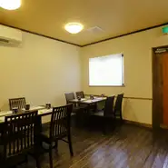 スペースに余裕のある店内はお子様連れで訪れるのに嬉しい空間。駐車場も完備されており家族そろって気軽に車で来店できます。お子様メニューもあり、回転寿司にはない本格寿司をリーズナブルに楽しめます。
